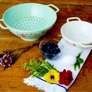 Pioneer Woman colander set